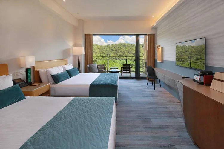 君品Collection 11處據點推出「神助攻！超頂6選1」婚宴方案，可選擇雲品溫泉酒店尊榮山景房三天二夜的食宿行程。雲品國際提供