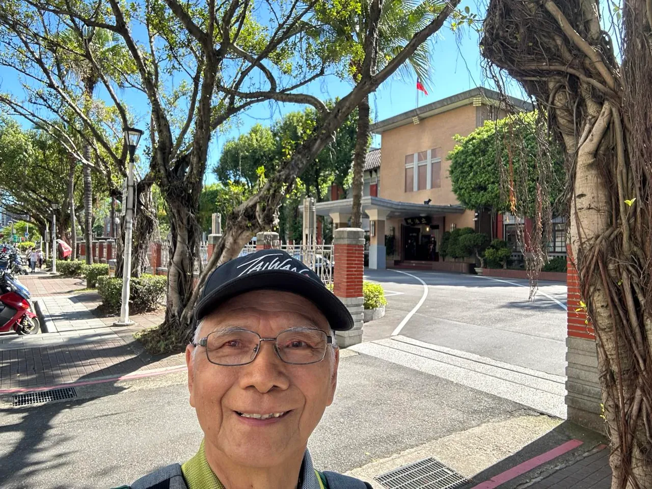 游锡堃近日途经立院选择不进去打扰,让网友盛赞其气度。翻摄自游锡堃脸书
