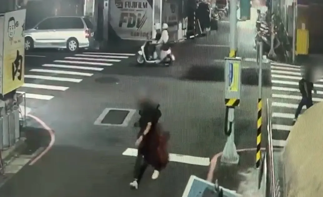 陈男拖著装有父亲遗体的行李箱。警方提供