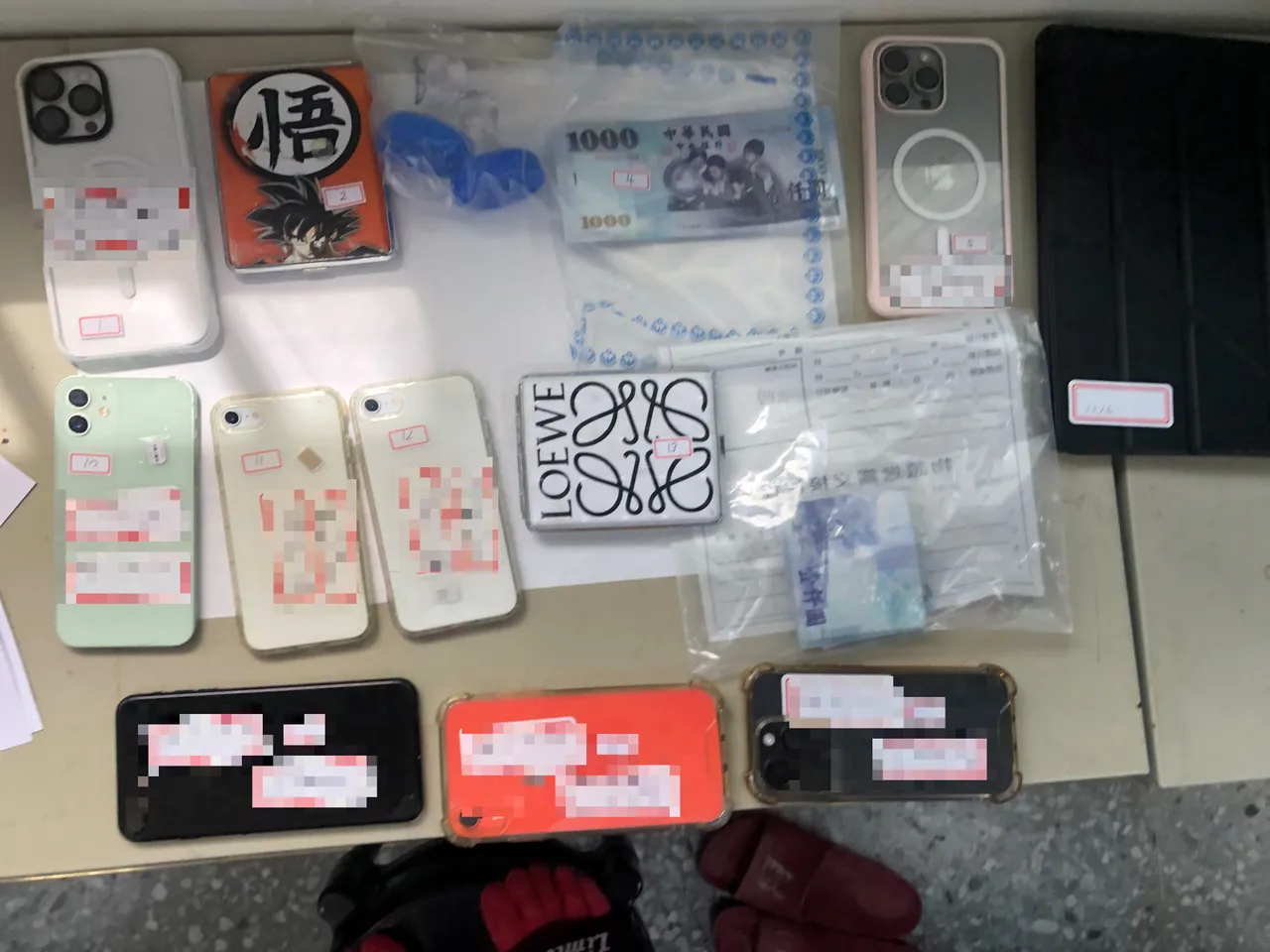 警方查扣毒品与赃款。翻摄画面