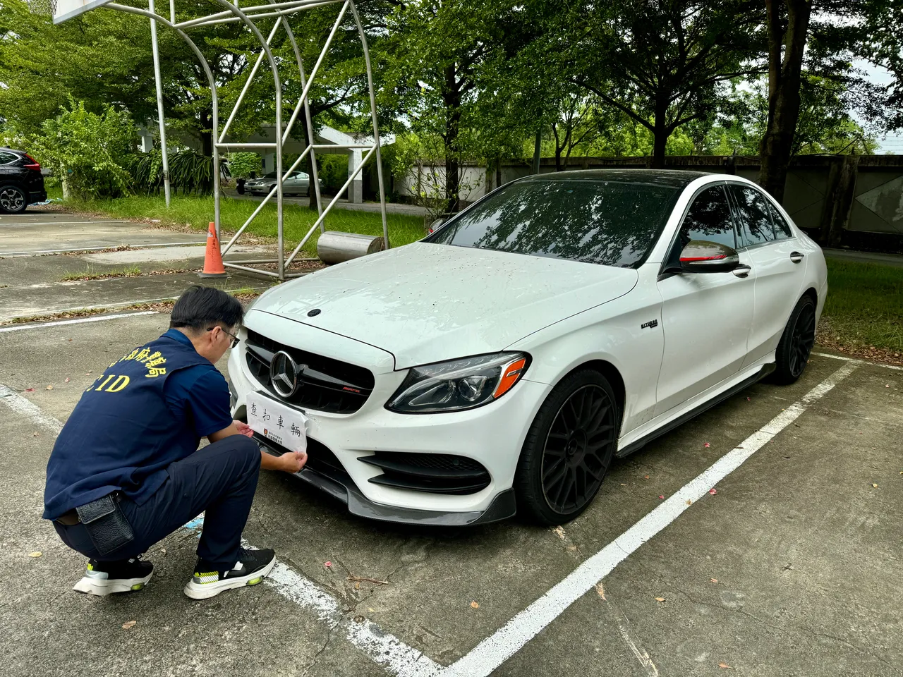 警方查扣诈团犯案工具汽车。翻摄画面