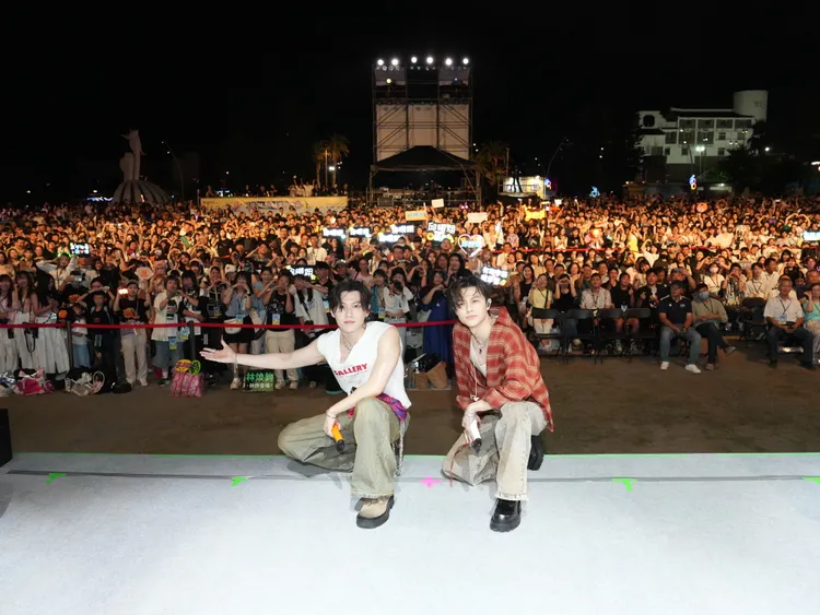 戲劇歌唱雙棲偶像「王子」邱勝翊、邱宇辰跟觀眾大合照。澎管處提供