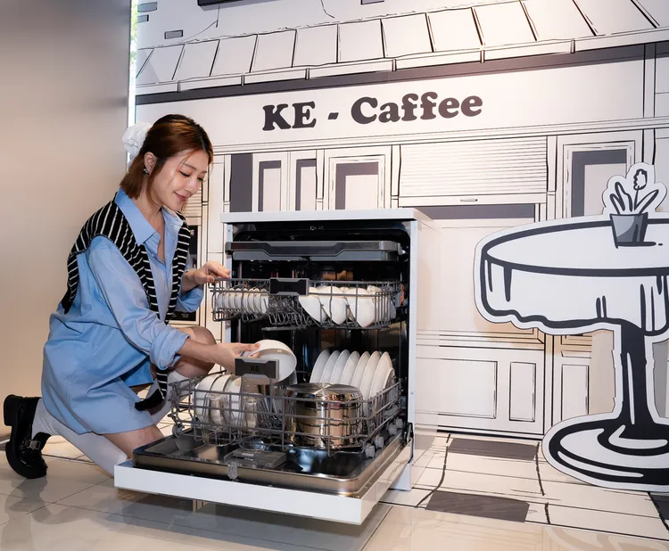 KE烘碗洗碗機可讓使用者依據清洗需求與餐具數量分區清洗，上碗籃可上下調整高度，擺放空間更彈性，還配備五組強力沖水臂，針對不同區域徹底沖洗，讓碗盤潔淨又省水省電。嘉儀提供