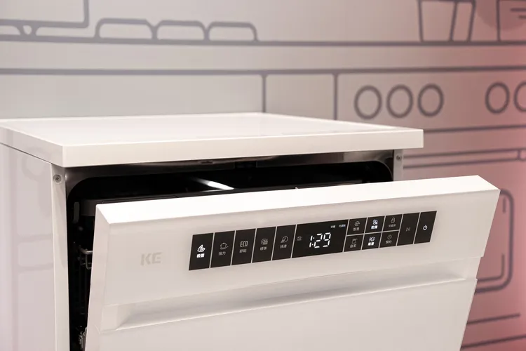 KE獨立式烘碗洗碗機內建7種洗程，能以最高75°C高溫洗淨餐具，同時具備熱風烘碗、7 天乾燥儲存功能。嘉儀提供