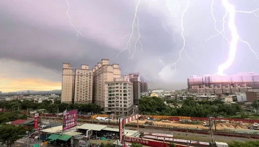「雷神降臨」驚人畫面曝光!民眾驚呼:那根粗的在劈東西吧