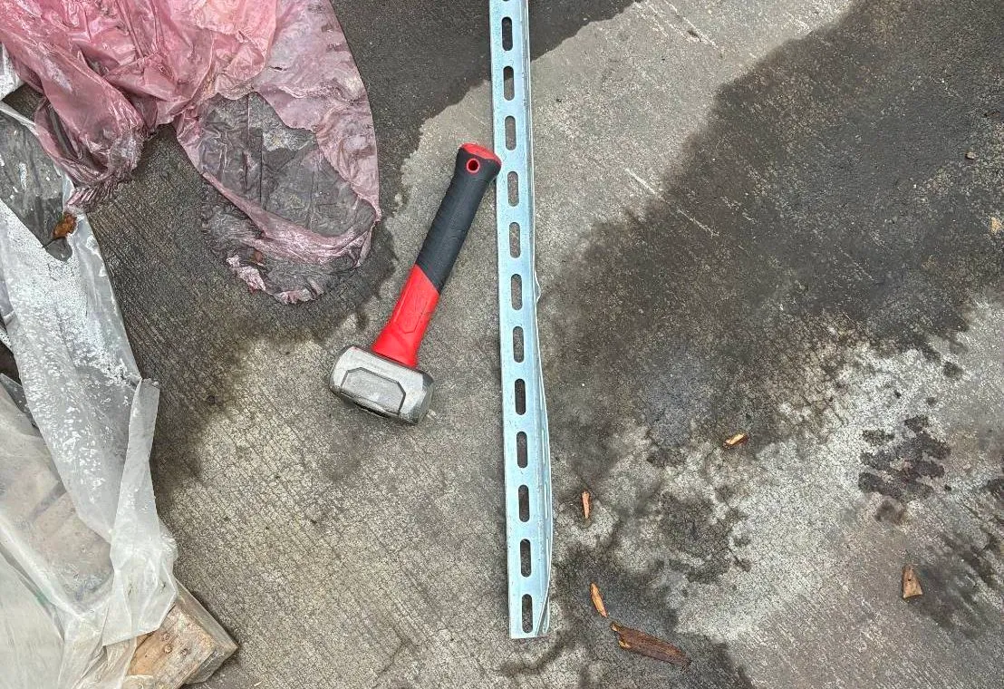 现场查获的铁槌。八德警分局提供