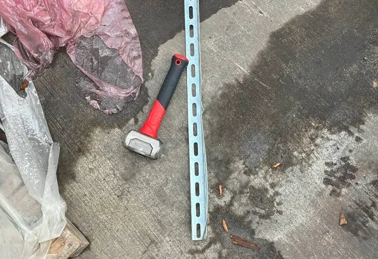 現場查獲的鐵槌。八德警分局提供