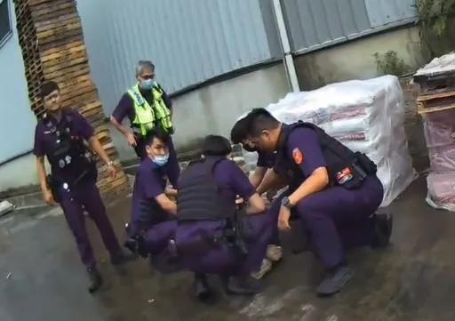 酒後情緒失控! 男子持鐵槌砸損貨車車窗