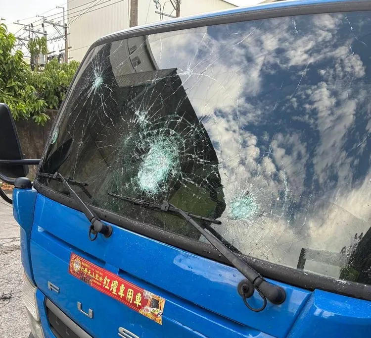 貨車擋風玻璃被砸。八德警分局提供