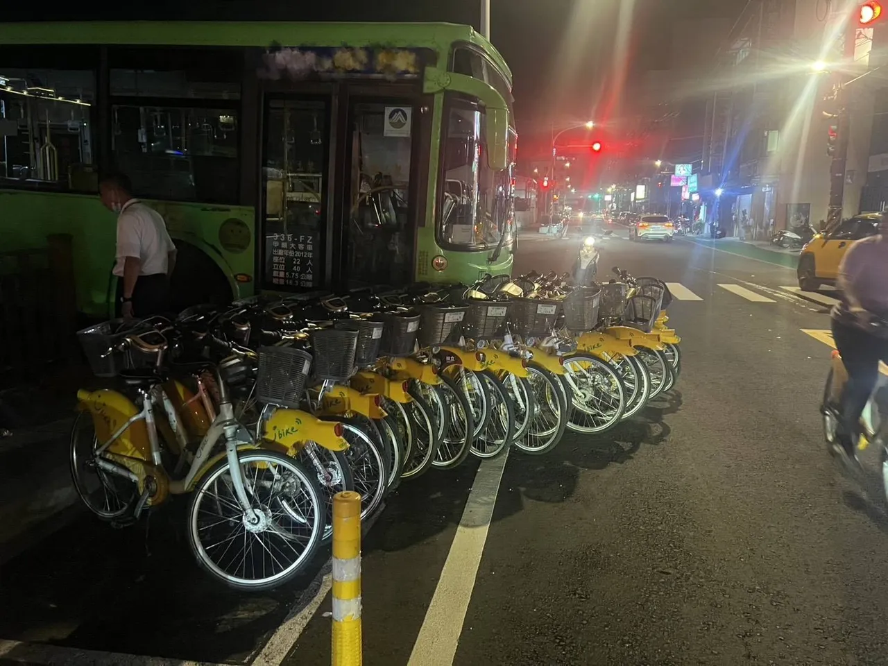 驾驶疑操作不确实导致车辆往前滑行撞倒前方近30辆Ubike。翻摄记者爆料网