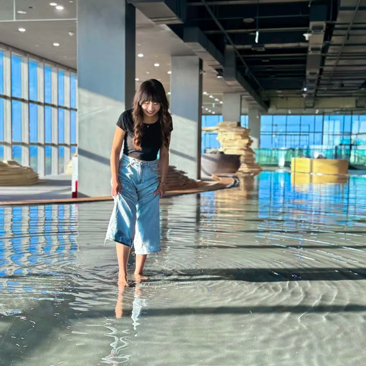 全台首座室內人工溼地，隨著時間變化的潮汐漲退，更開放民眾親身以雙腳踏入，體驗大自然的樂趣。台中海洋館提供