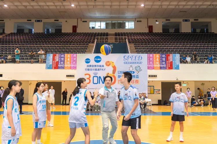 代理市長邱臣遠主持開球。新竹市府提供