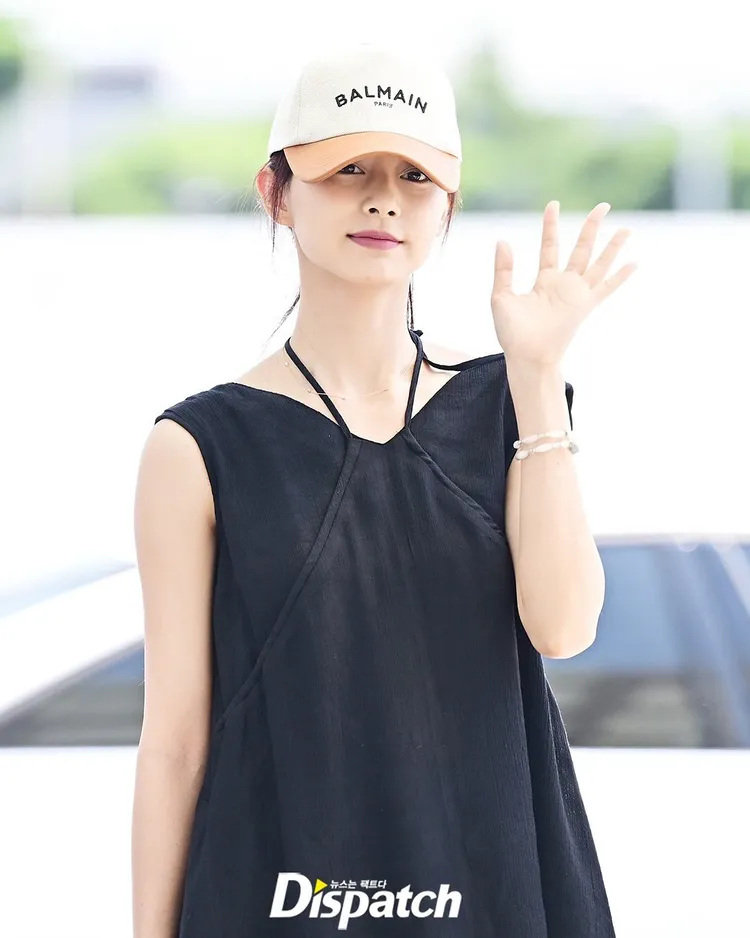 周子瑜機場時尚搭配BALMAIN 拼接皮革logo棒球帽，1萬6200元。翻攝koreadispatch IG