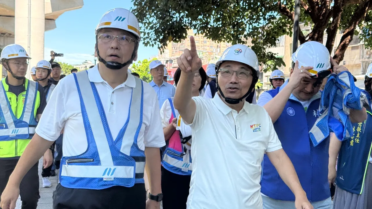 侯友宜在捷運局長李政安(左一)等人陪同下,感受陶瓷老街站各項藝術作品,串連遊憩景提升觀光品質。捷運局提供