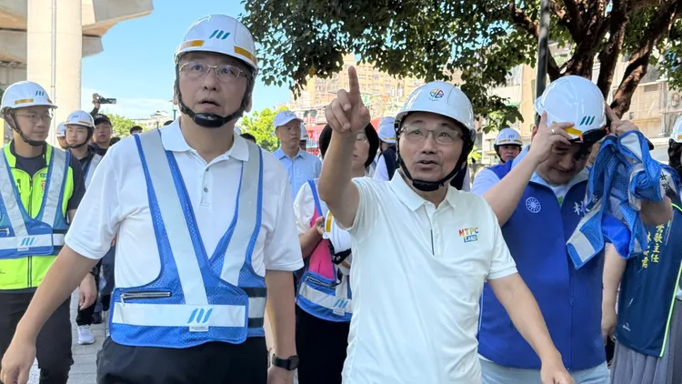侯友宜在捷運局長李政安(左一)等人陪同下，感受陶瓷老街站各項藝術作品，串連遊憩景提升觀光品質。捷運局提供