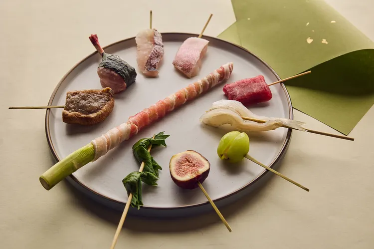 夜串坊KUSHIAGE YORU主廚楊翔安，師承台北老字號日式居酒屋，累積十餘年的經歷，具備精湛的火候掌控能力與匠人之心。業者提供