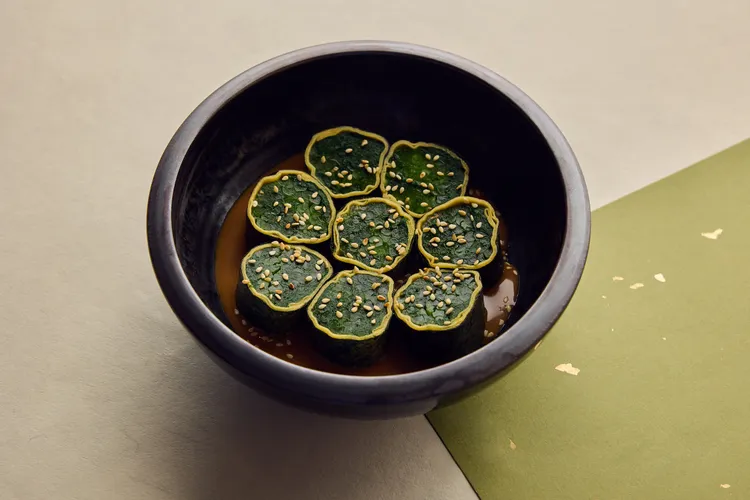 胡麻菠菜捲以特製的日本胡麻醬為基底，再將菠菜以蛋皮、海苔包裹後切成一口大小，經噴槍炙烤再灑上芝麻，整體香氣十足又輕盈。業者提供