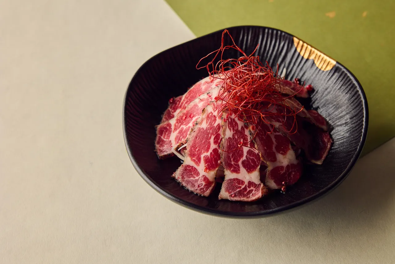 生牛肉:选用美国牛小排轻微炙烧表面后切片,搭配水果醋、红椒粒与辣椒丝,并以清甜微辛的洋葱衬底,整体风味俐落清爽。业者提供