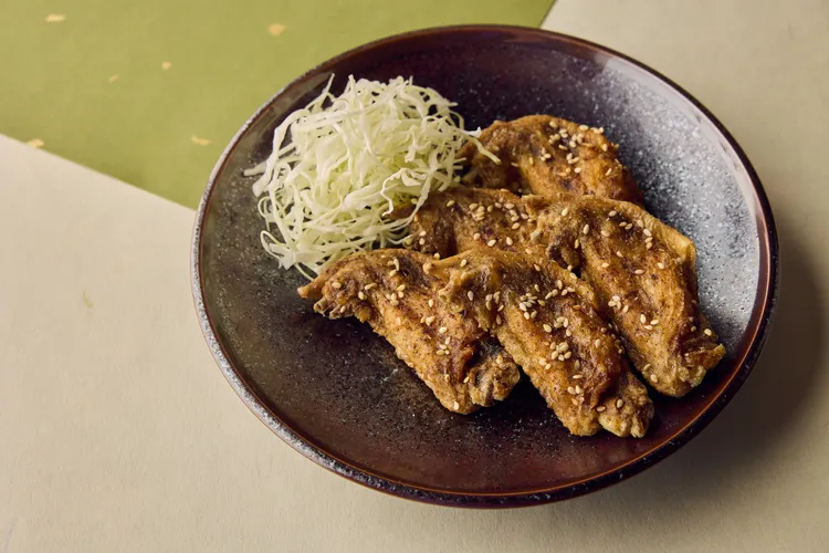 元祖手羽先唐揚：取用三節翅中段部位，以「不醃、不裹粉」的狀態進行分段油炸，最後再厚刷上獨門秘製醬汁。業者提供