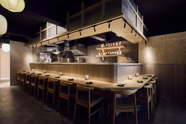 夜串坊 KUSHIAGE YORU 兼具串揚專門店的俐落個性與日式居酒屋的溫潤靈魂，氛圍簡約兼容傳統，質感中帶著親切。業者提供