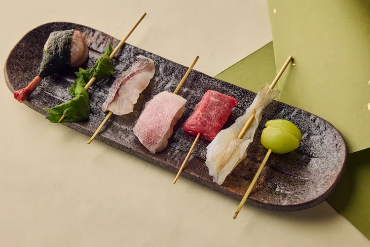 身為串揚職人的傾力之作，夜串坊KUSHIAGE YORU堅持每日嚴選新鮮食材，以定溫油爐現點現炸，蔬菜類更是絕不冷凍破壞口感。業者提供