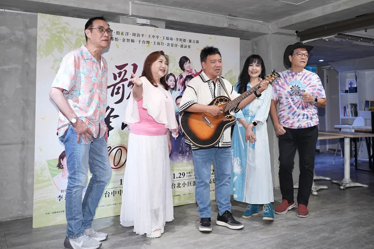 民歌群星向歌迷催票。彭欣偉攝