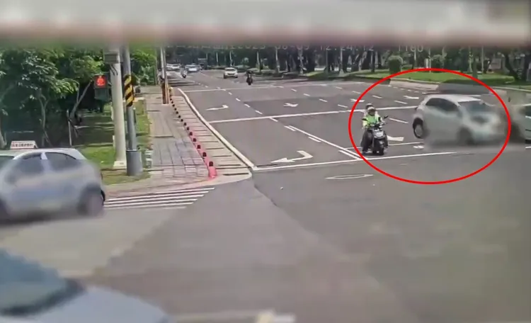 停紅燈的騎士也受波及。警方提供