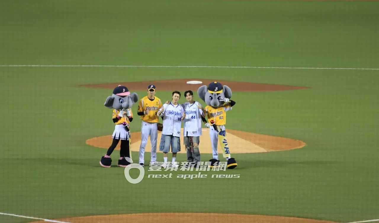 银赫(右起)、东海担任中信兄弟开球嘉宾,与王威晨、吉祥物合影。读者提供