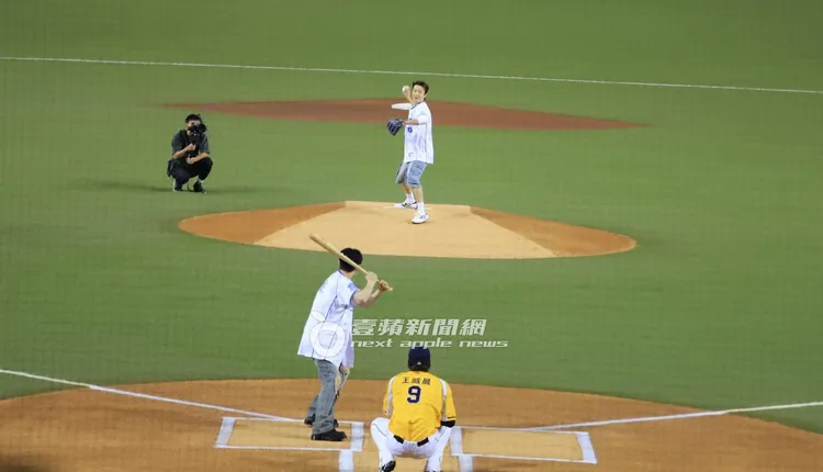 東海開球，銀赫站上打擊區。讀者提供