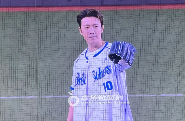 東海站上投手丘開球，架式十足。讀者提供