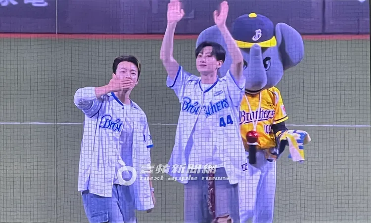 東海（左）狂送飛吻，銀赫揮手致意。讀者提供