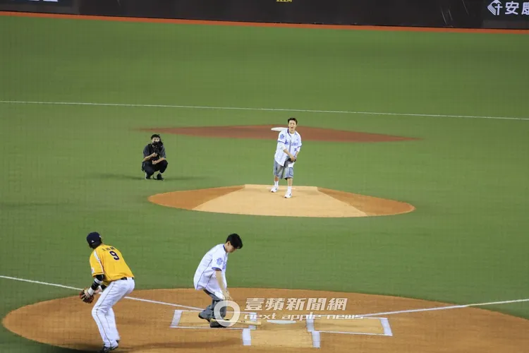 東海假裝投出觸身球，銀赫氣到丟球棒。讀者提供