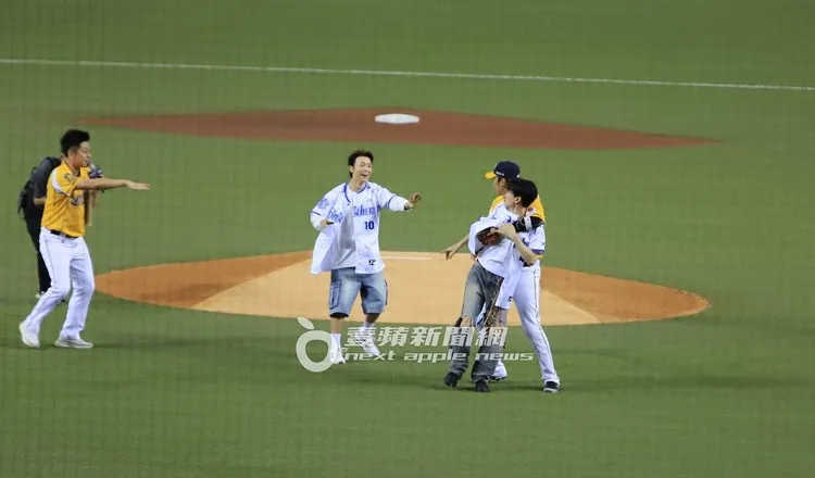 東海也氣到上前迎戰，銀赫被王威晨一把抱住。讀者提供