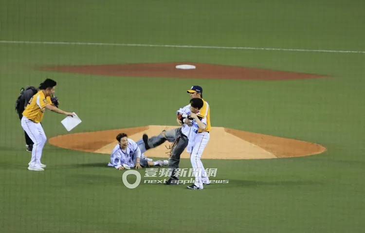 銀赫把東海壓在地上，忍不住補了一腳。讀者提供