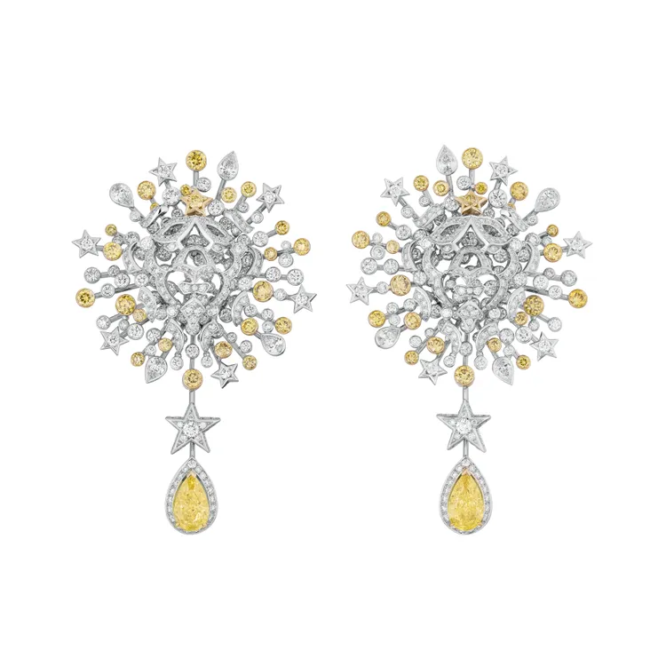 Strong As A Lion耳環，18K白金及黃金，鑲嵌天然鑽石及天然黃鑽。1 顆重約2.03克拉FVY VVS-VS梨形切割黃色鑽石、1顆重約2.02克拉FVY VVS-VS梨形切割黃色鑽石，4053萬元。品牌提供