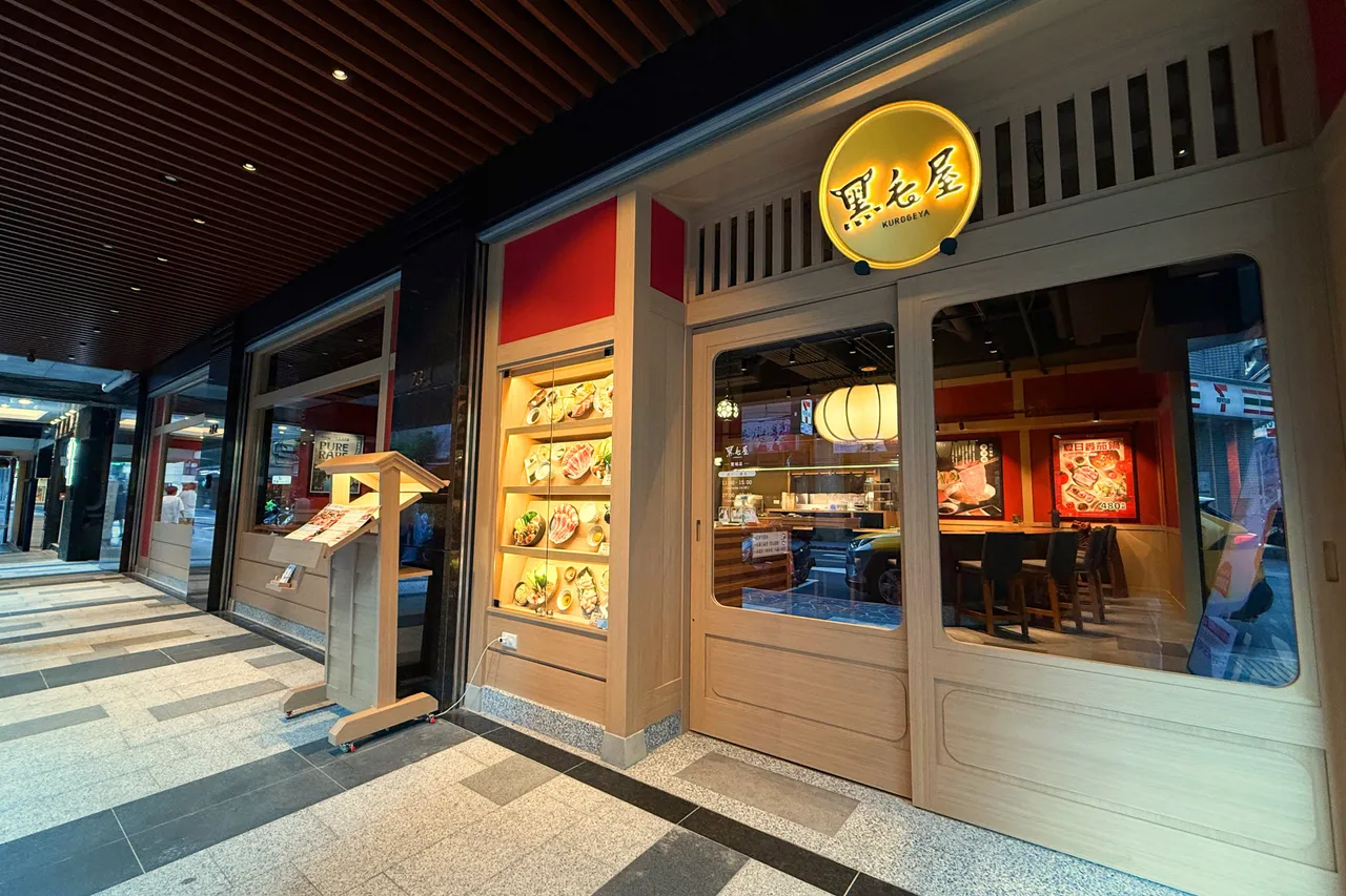 黑毛屋首家街邊店選在北市中山區美食聚集地晴光商圈,鄰近中山國小捷運站與雙城夜市。乾杯集團提供