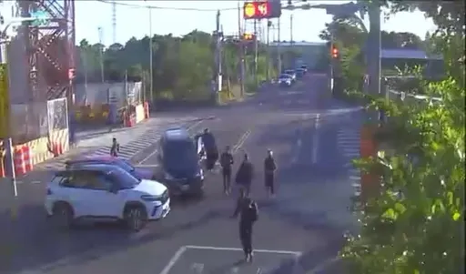 廂型車闖紅燈遭撞!車上6人竟棄車落跑 警懷疑係失聯移工已追查中