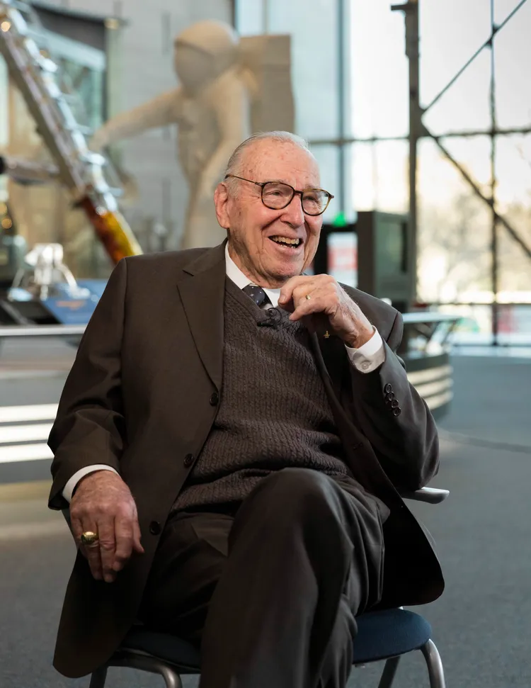 洛弗爾生前曾四度執行太空任務，退役後仍活躍於航太教育與公共事務。