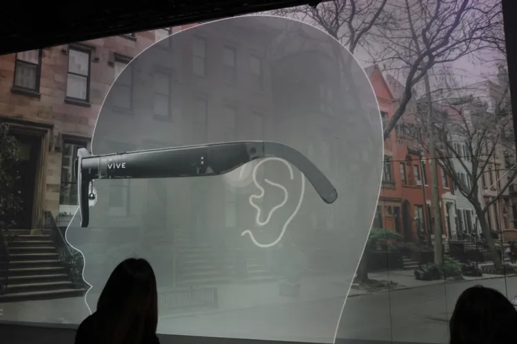 兩側採用開放式音訊設計，內建指向性麥克風與四組麥克風矩陣。趙筱文攝