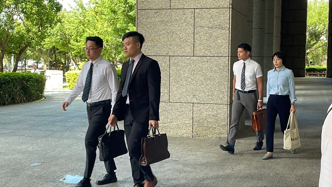 吕象吾(左一)率检察官出庭。张沛森摄