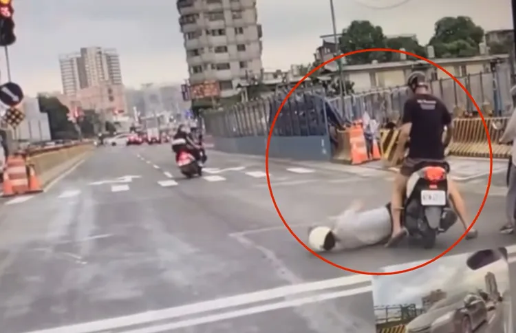 楊男被打到昏厥，躺在馬路中間一動也不動。翻攝畫面