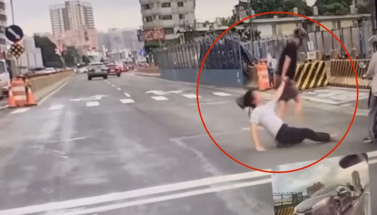 劉男眾目睽睽下將昏迷的楊男強行拖離現場。翻攝畫面