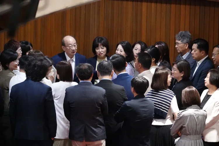 民進黨團總召柯建銘召集綠委於議場內舉行黨團大會。莊宗達攝