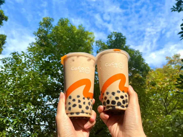 業者觀察近年中元節年輕人有以速食、手搖飲當供品的趨勢。Coco提供