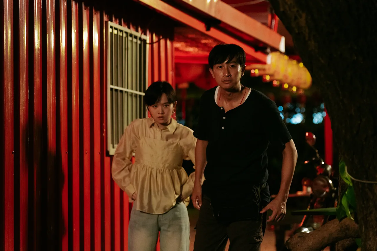 Darren邱凱偉(右)和嚴正嵐互誇演技。公視台語台提供