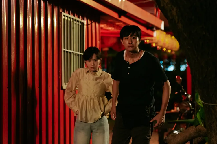 Darren邱凱偉（右）和嚴正嵐互誇演技。公視台語台提供