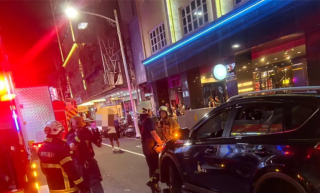 男子路倒慢车道,遭汽车撞击伤重不治。翻摄画面