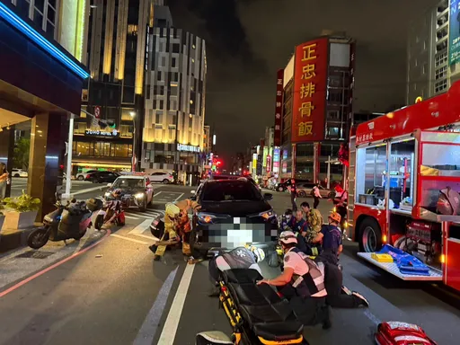 男子突然路倒慢車道!自小客駕駛未注意撞上 送醫急救不治