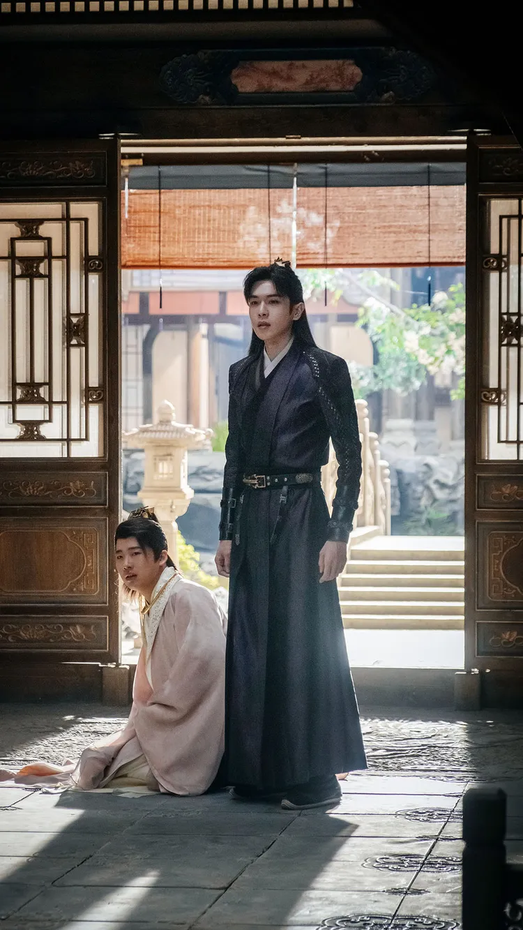 郭麒麟（左）第二季闖大禍成范家「跪」公子。中天娛樂台提供