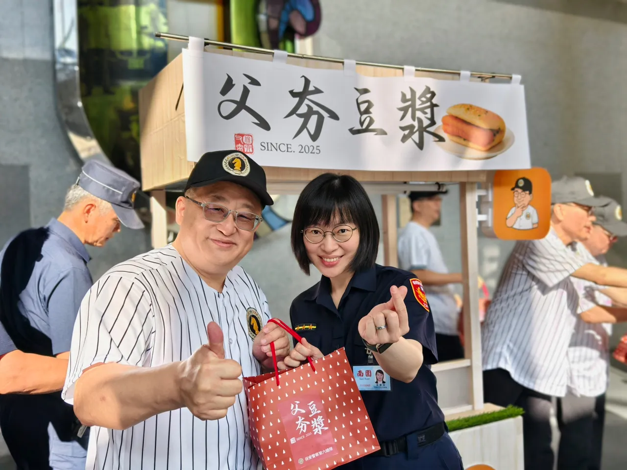 总队长周焕兴亲自率领主管干部到台北市极负盛名的早餐店排队近2小时购买早点。警方提供